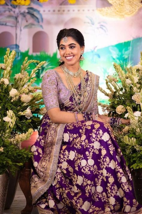 Purple Saree Blouse Combination, Goldsmith Jewelry, Silk Saree Blouse Designs Patterns, Latest Silk Sarees, Latest Bridal Blouse Designs, Lehenga Saree Design, Bridal Sarees South Indian, Banarsi Saree, Traditional Blouse Designs