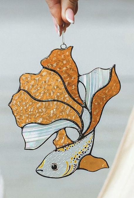 Stained Glass Art Fish, Stained Glass Jellyfish, Fish Stained Glass Pattern, Simple Glass Painting Designs, Stained Glass Fish, Fused Glass Artist, Stained Glass Patterns Free, Stained Glass Bird, Glass Painting Designs