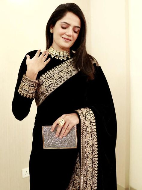 Designer Party Wear Black Velvet Saree at lowest price Black Velvet Saree, Black Saree Designs, Saree With Lace Border, Border Work Saree, Velvet Blouse Design, Saree Accessories, Black Velvet Blouse, Velvet Saree, Velvet Embroidery