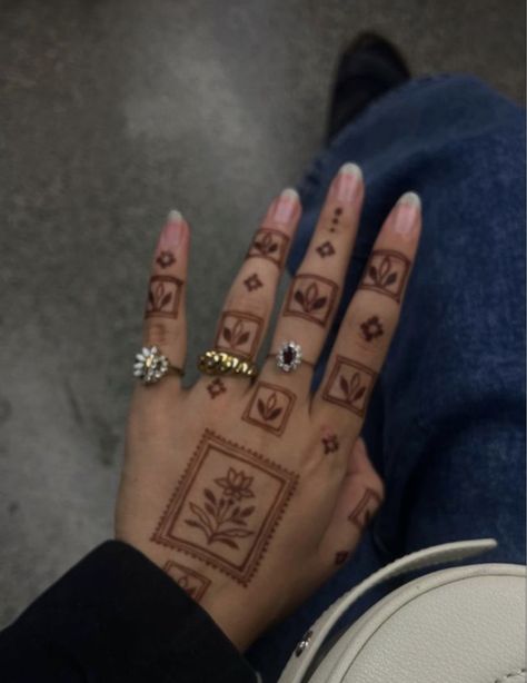 Iranian Henna, Henna On Fingers, Persian Henna, Desi Tattoo, Henna Tattoo Ideas, Princess Vibe, Cute Henna Designs, Cute Henna Tattoos, Persian Princess