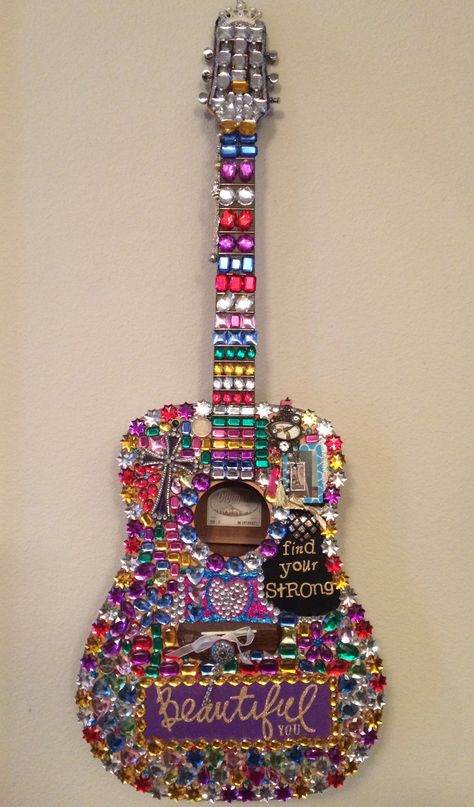 Diy Old Guitar Ideas, Decorated Guitar, Guitar Shelf, Old Guitar, Guitar Crafts, Old Jewelry Crafts, Melody Music, Guitar Wall Art, Wooden Guitar