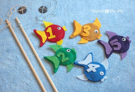 Repeat Crafter Me: DIY Fishing Game with Felt Fish Diy Fishing Game, Felt Fishing Game, Fish Diy, Game Diy, Felt Fish, Diy Fishing, Baby Mobil, Repeat Crafter Me, Fishing Diy