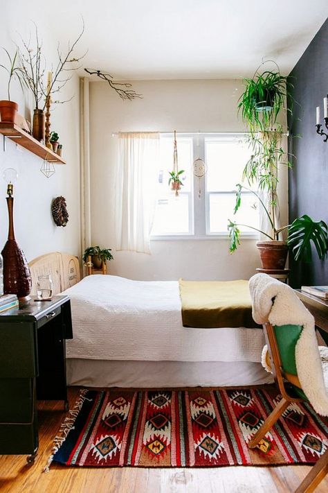 If it's small, bring the outside in. The abundance of greenery makes this tiny bedroom come to life. Oh, and that gorgeous Mexican rug definitely helps too. Feng Shui Interior Design, Nyc Bedroom, Botanical Bedroom, Made Bed, Minimalist Dekor, Small Apartment Bedrooms, Interior Boho, Feng Shui Decor, Small Bedrooms