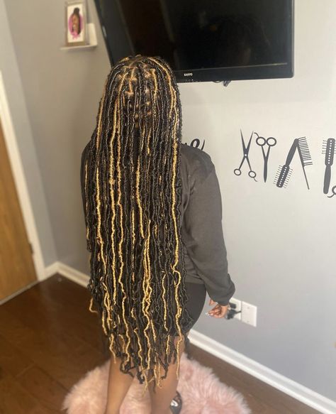 Soft Locs With Blonde Highlights, Soft Locs Bohemian, Soft Locs With Highlights, Distressed Soft Locs, Best Curly Haircuts, Weave Hairstyles Braided, Soft Locs, Brown Curls, Braided Hairdo