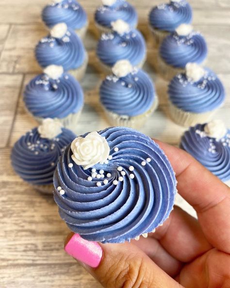 Blue Wedding Cupcakes Ideas, Periwinkle Cupcakes, Light Blue Cupcakes, Lilac Cupcakes, Novelty Cupcakes, Deco Cupcake, Cupcake Piping, Cupcake Decorating Tips, Fancy Cupcakes