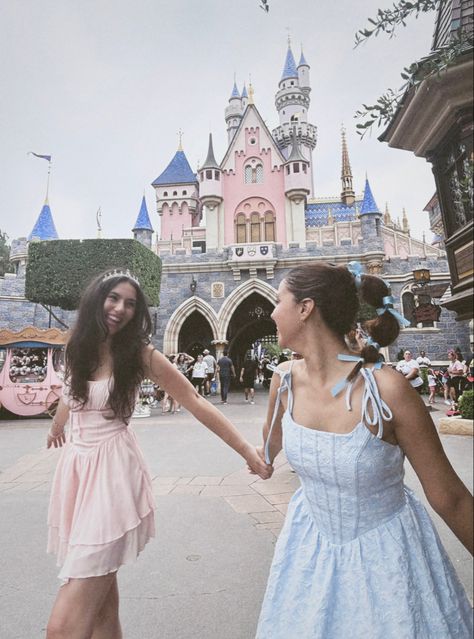 Bestie Disney Outfits, Disney World With Friends, Best Friends In Disney, Dcp Outfits, Disneyland Poses, Disney Girls Trip, Disney Besties, Disney Outfits Summer, Disneyland Friends