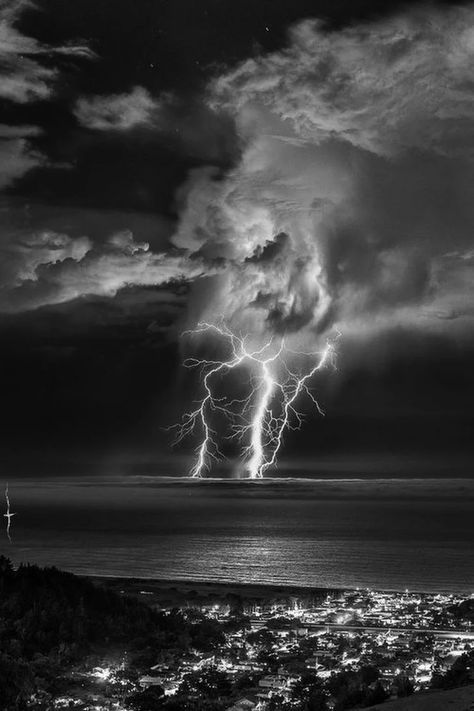 Water Black And White, White Photo Wall, Lightning Photos, Lightning Photography, Black And White Photo Wall, Black And White Picture Wall, Body Of Water, Dark Wallpaper Iphone, Storm Clouds