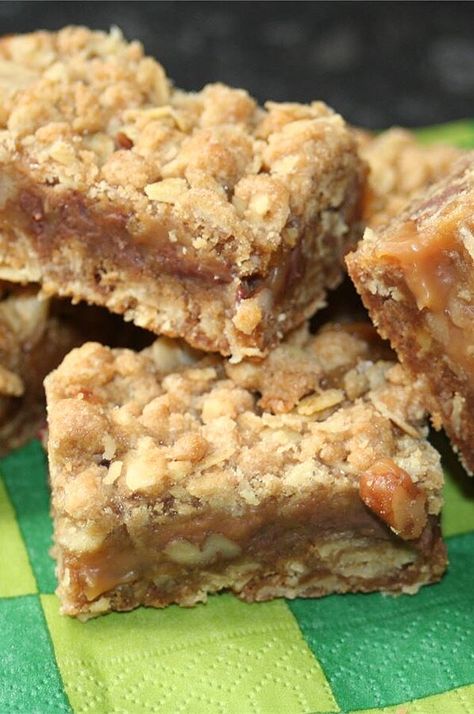 Homemade Cookie Bars, Caramel Bars Recipe, Blueberry Crumb Bars, Oatmeal Cookie Bars, Cranberry Dessert, Caramel Bars, Baking Recipes Cookies, Oatmeal Bars, Fruity Desserts