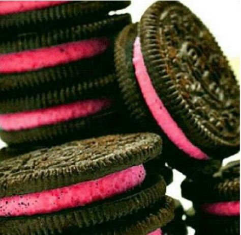 pink oreos ! Pink Oreos, Oreo Delight, Pink Sweets, Chocolate Delight, Amber Rose, Everything Pink, Awareness Ribbons, Pink Ribbon, Oreo