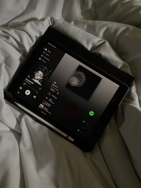 #spotify #spotifyplaylist #music #aesthetic #blanket #ipad #aestheticipad #dinner #wallpaper Dinner Wallpaper, Weeknd Spotify, Aesthetic Blanket, Ipad Picture, Ipad Music, Computer Photo, Ipad Essentials, Iphone Music, Custom Ipad