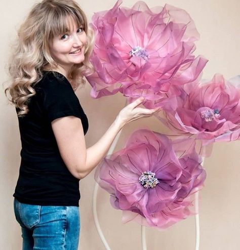 giant flowers Giant Organza Flowers, Giant Flowers Diy, Large Paper Flowers, Handmade Flowers Fabric, Organza Flowers, Tulle Flowers, Handmade Flowers Paper, Giant Flowers, Giant Paper Flowers