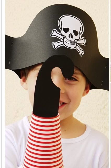 diy pirate accessories Pirate Hat Diy, Diy Pirate Hat, Pirate Hat Crafts, Pirate Costume Couple, Pirate Hats For Kids, Diy Pirate Costume For Kids, Costumes Faciles, Pirate Costume Kids, Diy Pirate