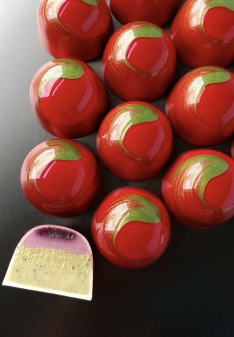 Cherry Pistachio Chocolate Bonbon Chocolate Bonbons Recipe, Praline Candy, Cherry Pistachio, Bon Bons Recipe, Pistachio Chocolate, Making Sweets, Chocolate Candy Recipes, Chocolate Work, Chocolate Slabs