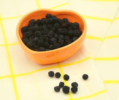 Air Fryer Dehydrated Blueberries - Fork To Spoon Dehydrating Blueberries, Dehydrated Blueberries, Blueberry Bagel, Blueberry Donuts, Dehydrated Fruit, Healthy Blueberry, Dehydrator Recipes, Air Frying, Blueberries