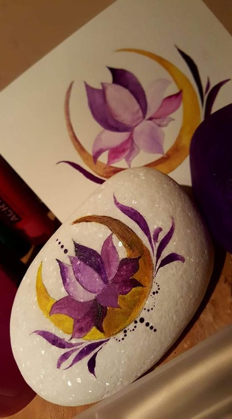 Rock Flowers, Stone Art Painting, Painted Rocks Diy, Rock Painting Ideas Easy, Rock Painting Patterns, Dot Art Painting, Rock Painting Designs, Rock Painting Art, Hand Painted Rocks