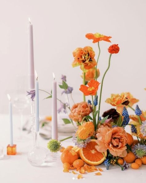 Fruit In Centerpieces, Fruit And Flower Table Decor, Orange Floral Tablescape, Persimmon Wedding Colors, Modern Citrus Wedding, Orange Citrus Wedding Decor, Fruit And Flower Wedding Centerpieces, Bright Wedding Table Settings, Fruits Wedding Decoration