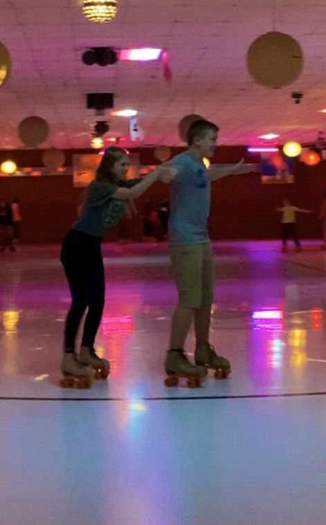 Roller Skating Instagram Pictures, Roller Skating Dates, Roller Skating Couple Aesthetic, Couples Roller Skating, Roller Skate Couple, Cute Date Pictures, Fun Relationship Goals, Cute Dates For Teenagers, Roller Skating Couple