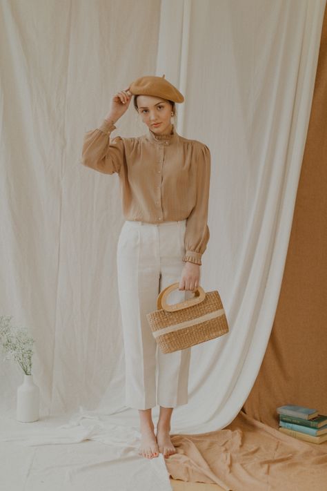 Clothing Catalog Photoshoot, Indoor Clothing Photoshoot Ideas, Vintage Clothing Photoshoot, Neutral Photoshoot, Women Editorial, Ruangan Studio, Photo Studio Design, Neutral Backdrop, Minimal Vintage