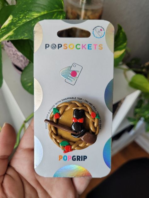 Clay Popsocket, Kiki's Delivery Service, Clay Diy Projects, Clay Art Projects, Diy Crafts Hacks, Polymer Clay Charms, Crafts Hacks, Diy Clay Crafts, Clay Charms