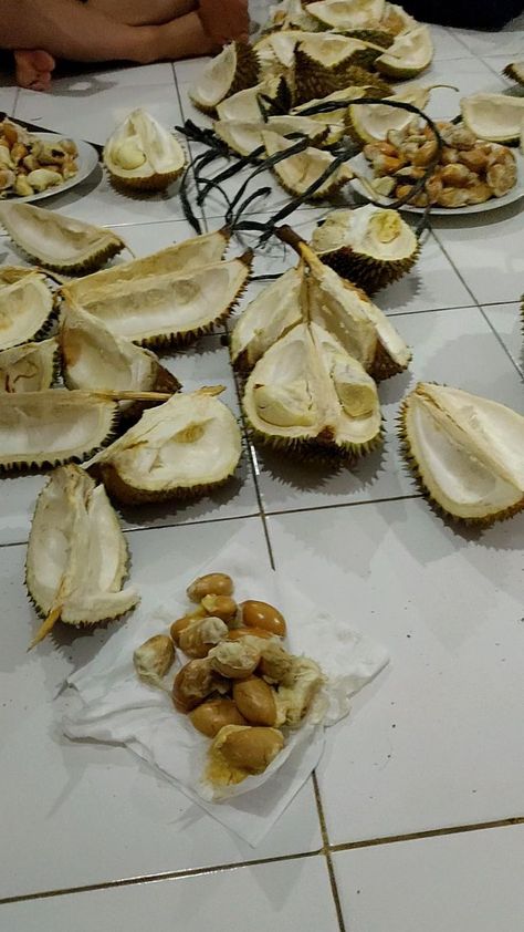 Perpisahan katany pesta duren 🤣 | Ide makanan, Makanan pendamping, Humor makanan Makan Sore, Snap Food, Aesthetic Food, Fruits And Vegetables, Food And Drink, Cafe, Snacks, Fruit, Drinks