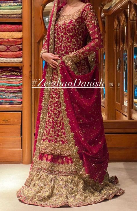 Pakistani Bridal Dupatta Draping Styles, Red Dabka Dupatta For Wedding, Nikkah Outfit With Red Dupatta, Red Garara Dress Pakistani Bridal, Red Barat Dress Pakistani, Maroon Gharara Pakistani Bridal, Pakistani Bridal Dresses Online, Indian Wedding Gowns, Red Bridal Dress