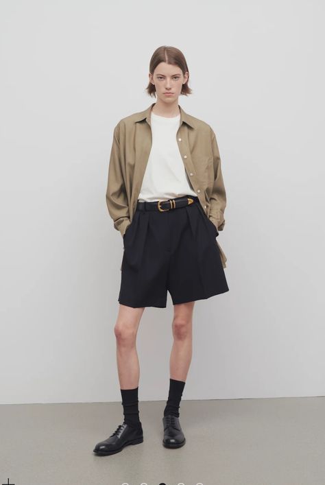 Short Trousers Outfit Women, Pleated Shorts Outfit, Long Shorts Outfits Women, Tailored Shorts Outfit, Short Women Outfits, Black Shorts Fashion, Black Shorts Outfit, Trouser Outfit, Shorts Outfits Women