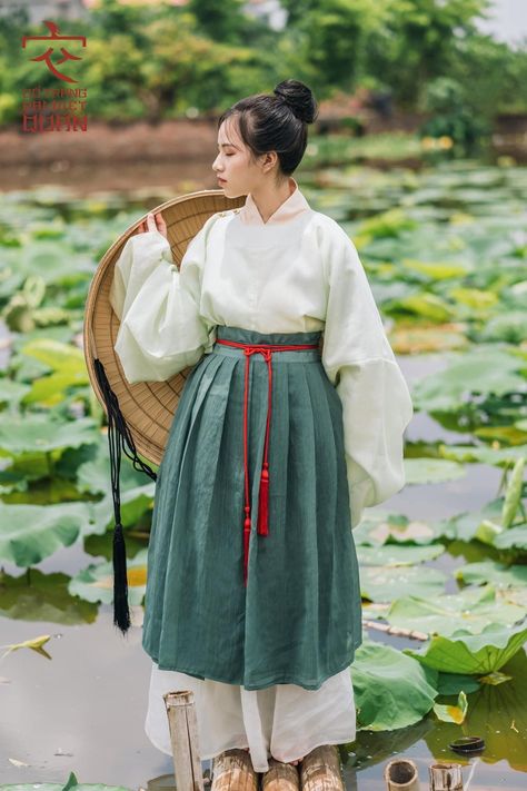 Le Dynasty Clothing, Modern Vietnamese Clothing, Vietnamese Traditional Clothing Women, Traditional Vietnamese Clothing, Vietnamese Traditional Clothing, Vietnam Clothes, Ancient Vietnam, Dynasty Clothing, Vietnamese Clothing