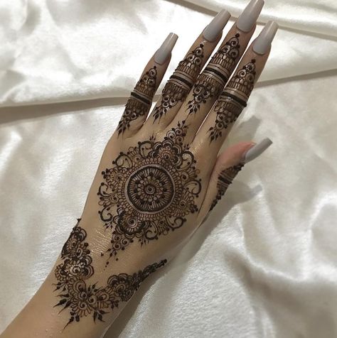 Inner Palm Henna, Palm Henna Designs Simple, Palm Henna Designs, Henna Designs Simple, Henna Designs Back, Mehndi Ideas, Palm Henna, Cute Henna Designs, Henna Inspo