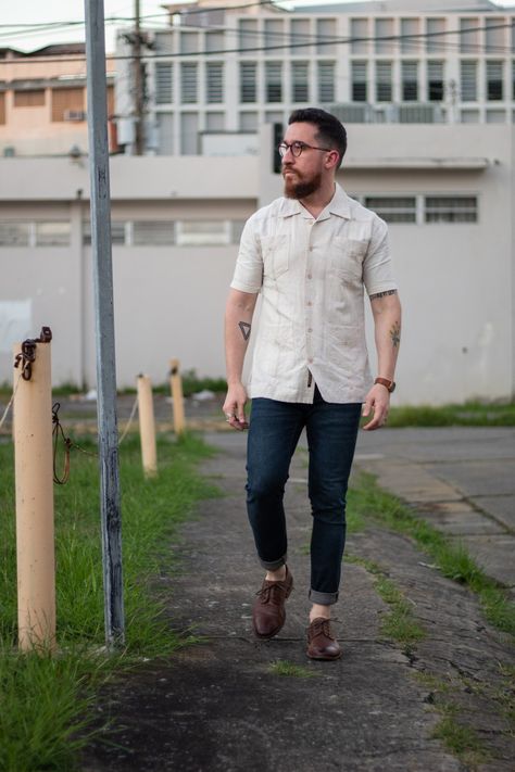 SmartCasual / hombre con guayabera / summer look / outfit para boda en la playa / Guayabera Outfit, Looks For Men, Outfit Hombre, Archipelago, Summer Look, Summer Outfit, Casual Button Down Shirt, Cool Outfits, Men's Fashion