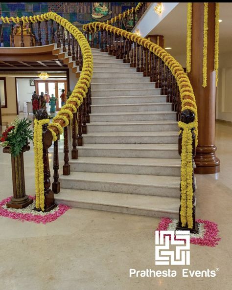 Indian Wedding Backdrop Decorations, Indian Wedding Backdrop, Door Flower Decoration, Haldi Decoration Ideas, Indian Wedding Decorations Receptions, Small Wedding Decor, Mehendi Decor Ideas, Home Flower Decor, Name Board