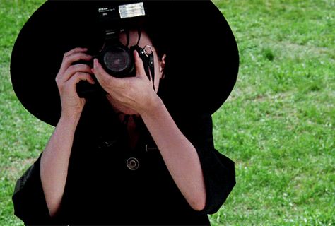 Winona Ryder with a Nikon F-301 & SB-27 flash in Beetlejuice (1988). Johnny Depp 90s, Lydia Beetlejuice, Lydia Deetz, Tim Burton Movie, Winona Ryder, Visual Media, Beetlejuice, New Hobbies, Tim Burton