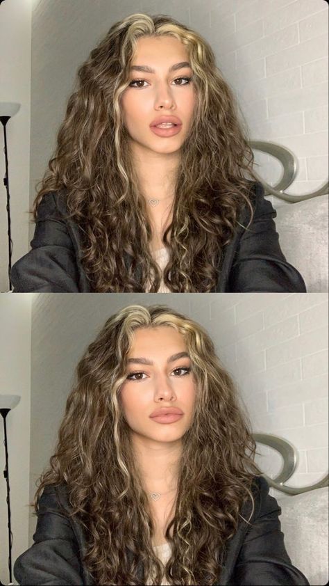 Wavy Dyed Hair Curls, Light Brown Hair With Money Piece Curly Hair, Natural Wavy Hair Dye Ideas, Curly Haircolor Ideas Blonde, Hair Dye For Wavy Hair, Wavy Curly Hair Dye Ideas, Curly Hair With Face Framing Highlights, Curly Hair Underneath Dyed, Bronde Balayage With Money Piece Curly Hair