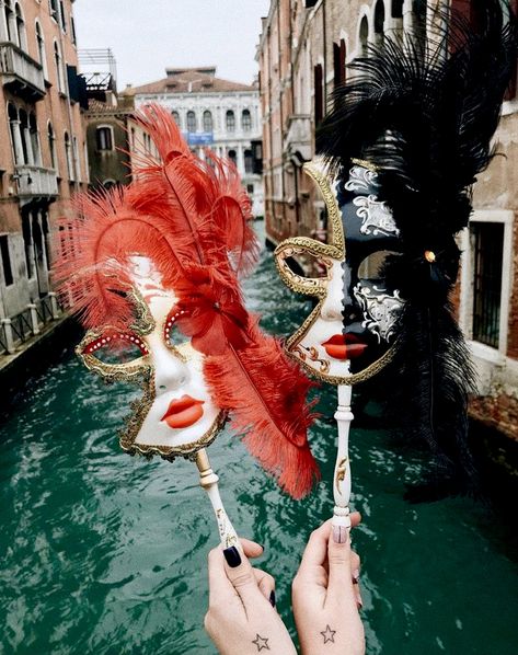 Theme Carnaval, Aesthetic Italy, Venice Photos, Iran Pictures, Venice Mask, Italy Street, Honeymoon Photos, Tower Of Pisa, Rialto Bridge