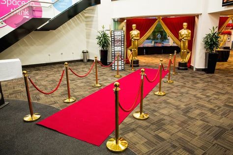 Dazzle your guests with an entrance to remember - with large scale Oscar awards and a red carpet. Prop hire and events management at Eventologists Red Carpet Theme Decorations, Red Carpet Event Decorations, Hollywood Red Carpet Theme, Red Carpet Theme Party, Red Carpet Theme, Christmas Party Planning, Celebrity Event, Hollywood Party Theme, Oscar Night