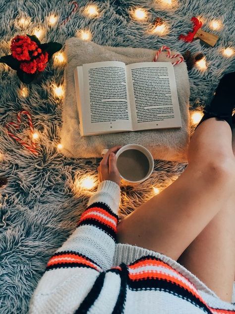 Christmas Reading, Christmas Feeling, Christmas Photoshoot, A Cup Of Coffee, Coffee And Books, Christmas Mood, Winter Aesthetic, Autumn Aesthetic, Christmas Books