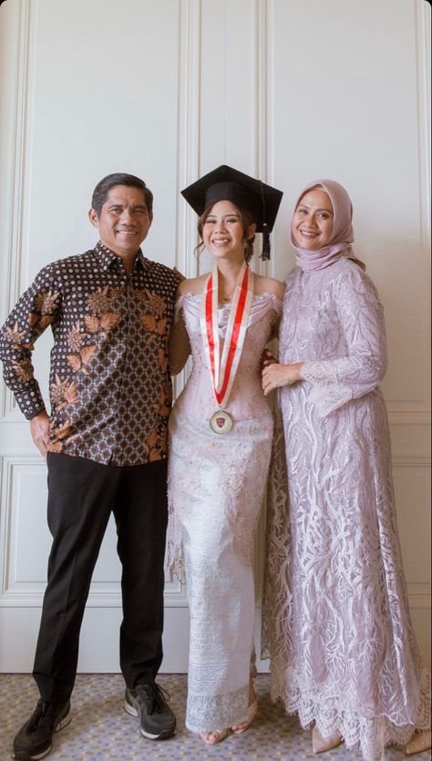 Outfit Wisuda Pacar, Wisuda Style Kebaya, Pose Wisuda Outdoor, Kebaya Songket, Photo Wisuda Studio Keluarga, Model Kebaya Modern Wisuda, Brokat Modern, Model Dress Kebaya, Dress Brokat Modern