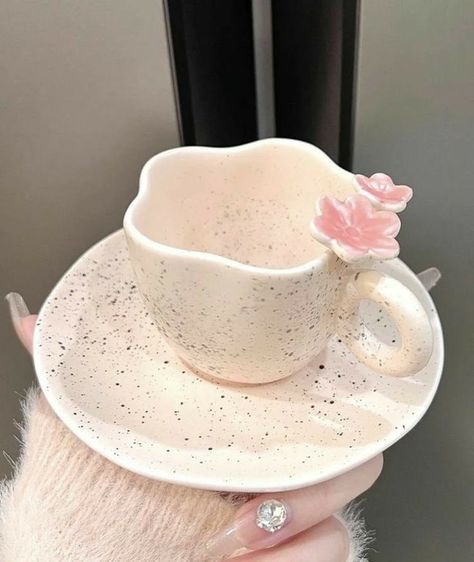 Crockery Design, Handmade Mugs, Beginner Pottery, Pretty Mugs, Clay Teapots, Handmade Mug, Pottery Crafts, Teapots And Cups, Ceramics Pottery Art