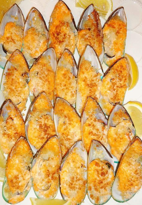 BAKED MUSSELS W/ DYNAMITE SAUCE & PANKO CRUMBS Smelt Recipe, Dynamite Sauce, Dynamite Shrimp, Baked Mussels, Creamy Cajun Shrimp Pasta, Mussels Recipe, Grilled Shrimp Recipes, Panko Crumbs, Clam Recipes