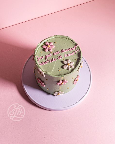 "I don't need back-ups. I'm going to Harvard" - an Elle Woods proverb 👱🏻‍♀️💄⚖️ SWIPE to see this Harvard-ready cutie who's an ode to Legally Blonde 💅🏻🐶 To order a 'Bloom' that makes you want to *BEND & SNAP* head to the 'Occasion Cake' link in bio 🛍️👛 #LegallyBlonde #CakeArtistry #BendAndSnap #SweetLionheart Legally Blonde Cake, Degree Party, Bend And Snap, Wood Cake, Elle Woods, Legally Blonde, Occasion Cakes, Bend, Link In Bio