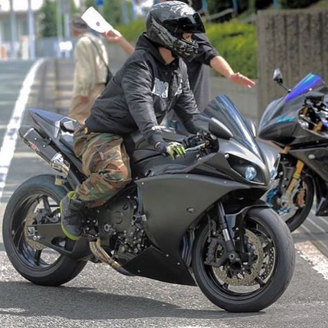 Dope R1! @ill oichan use #Shift Life Yamaha R1 2009, Motorcycle Storage, Custom Sport Bikes, Motorcycle Apparel, Motorcycle Sidecar, Motorcycle Clothing, Motorcycle Photography, Yamaha R6, Yamaha Motorcycles