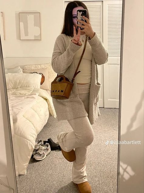 Outfit With Uggs, Lounge Clothes, Cozy Lounge, Outfit Inspo Casual, Cute Lazy Day Outfits, Chill Outfits, Girl Needs, Cute Swag Outfits