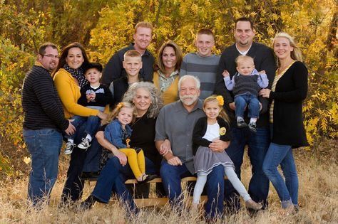 Family Photo Outfits Black, Large Family Photography, Extended Family Pictures, Large Family Portraits, Large Family Poses, Family Photo Outfits Winter, Extended Family Photography, Family Portrait Outfits, Family Photo Colors