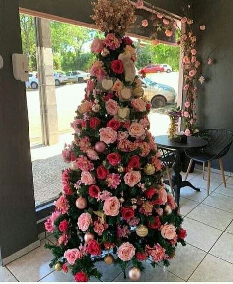 Unconventional Christmas Trees, Floral Christmas Tree, Christmas Tree Inspo, Diy Christmas Lights, Old Mirrors, Creative Christmas Trees, Pink Christmas Decorations, Christmas Themes Decorations, Christmas Decorations Bedroom