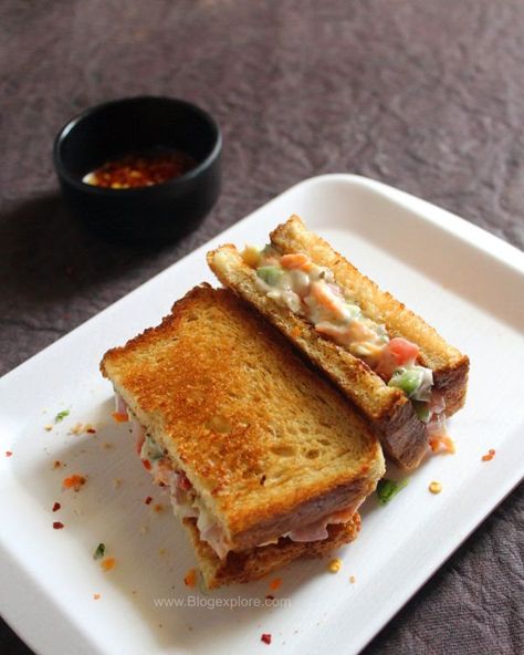 An easy sandwich that has creamy mayo with loads of vegetables. Its a delicious mayonnaise sandwich recipe for a quick snack or breakfast. Mayonnaise Sandwich Recipe, Boil Sweet Corn, Mayonnaise Sandwich, Cheesy Sandwich, Sandwich Easy, Khana Khazana, Mayo Sandwich, Veg Sandwich, Easy Sandwich