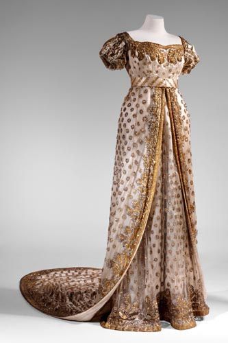 Dress worn to the wedding of Napoleon Bonaparte and Marie-Louise, 1810 Gaun Abad Pertengahan, Historical Gowns, Regency Gown, Regency Era Fashion, 1800s Fashion, Court Dresses, Regency Dress, Regency Fashion, Napoleon Bonaparte