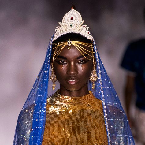 Wayne Booth for Ashish ss17 at London Fashion Week ✨ Powerful Queen, Heavenly Bodies, Aesthetic People, Spring Summer 2017, Black People, London Fashion, Black Beauty, London Fashion Week, Headpiece