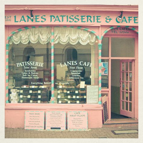 une patisserie Sweet Cafe, French Patisserie, Cafe Art, Shop Fronts, Paris Apartments, Bakery Cafe, Pastry Shop, Shop Front, Cafe Shop