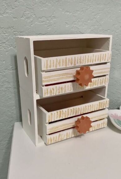 The more I go into Dollar Tree, the more impressed with their craft section I become! They have expanded to fabric and yarn and I recently found some hardware knobs which I used for this project. Check out this easy way to create some drawers for storage and eliminate counter clutter! Grab 2 of these taller crates in the wood section. Use some wood glue and glue the two crates together, horizontally. I held these together with craft clamps while the glue dried. You will also need… Useable Crafts, Dollar Tree Crates, Crate Drawers, Crate Projects, Mini Crates, Counter Clutter, Tree Projects, Decorating Crafts, Crate Diy