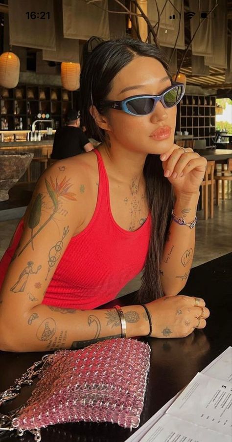 Tattoo Models Classy, Peggy Gou Tattoo Arm, Peggy Gou Fashion, Peggy Gou Outfit, Peggy Gou Tattoo, Tattoo Artist Outfit, Peggy Gou Style, Artist Outfit Style, Tattoo Outfit