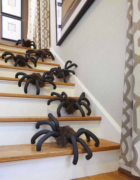 21 Of The Best Last Minute Spooktacular DIY Halloween Decorations Halloween Projects Diy, Homemade Halloween Props, Halloween Beach, Halloween Projector, Halloween Spiders, Halloween Decor Diy, Halloween Spider Decorations, Spider Decorations, Spiders Scary